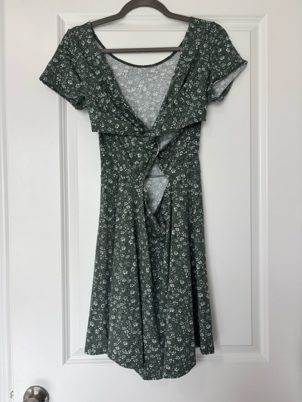 Hollister green floral dress with a cross-back design NWT Size Medium - Picture 3 of 5